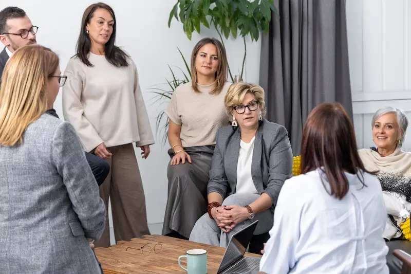 séance de travail au sein de Sharpmania, Cabinet en stratégie RH & développement organisationnel, cabinet spécialisé en stratégie RH et développement organisationnel, nous aidons les entreprises à bâtir des fondations solides, à accompagner leurs équipes et à prendre des décisions RH éclairées et cohérentes. Notre approche est méthodique, humaine et adaptée aux contextes complexes ou en transformation.