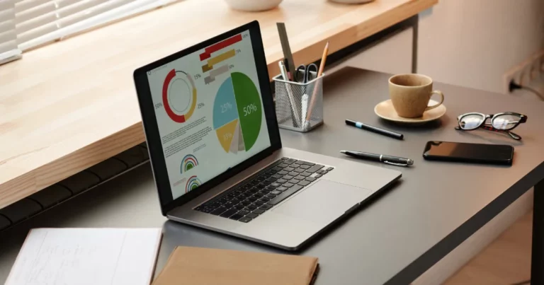 image d'un orginateur, qui illustre l'organisation et la structure organisationnelle des entreprises, accompagnées par sharpmania, cabinet de transformation organisationnelle et accompagnement de votre organisation et ressources humaines a geneve et dans toute la suisse romande