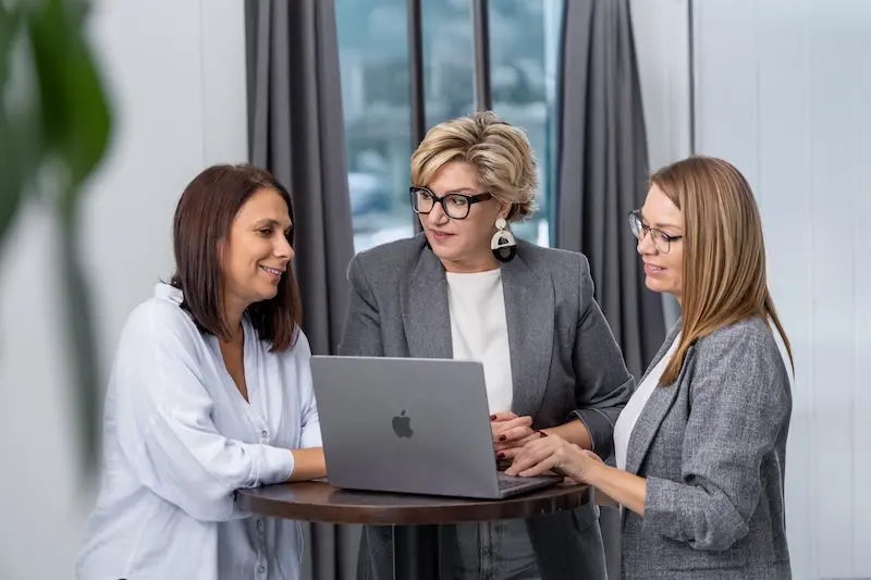 photo de spécialistes en ressources humaines Sharpmania a genève, pour illustrer que les opérations RH sont le cœur battant d’une fonction ressources humaines efficace.